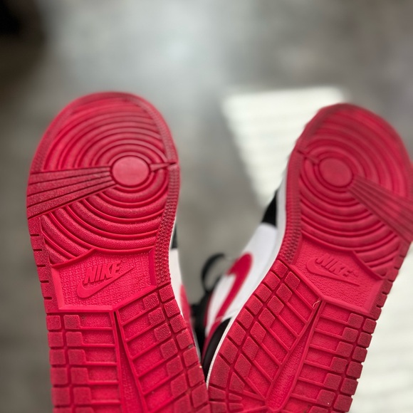 Air Jordan 1 Mid Kid’s Sneakers Size 5Y Black Red - Picture 7 of 8